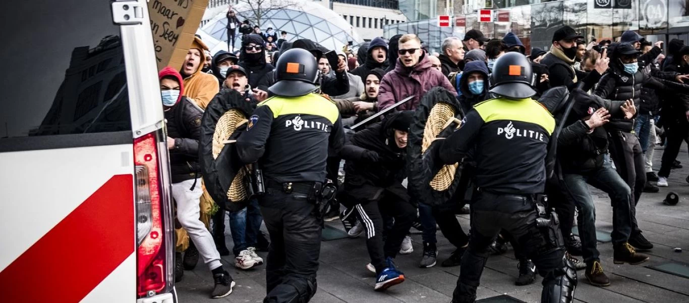 Βίντεο-σοκ από Ολλανδία: Έτσι επιχειρούν να καταστείλουν τις διαδηλώσεις κατά των αναγκαστικών εμβολιασμών